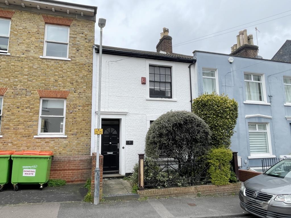 Lot: 13 - HOUSE IN TOWN CENTRE IN NEED OF IMPROVEMENT AND UPGRADING - View of town centre house for refurbishment